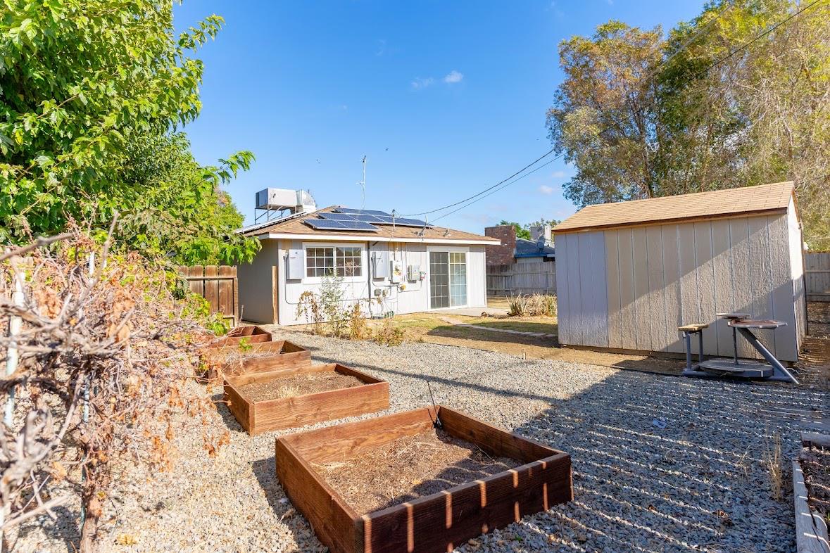 609 W College Ave, Coalinga, CA 93210