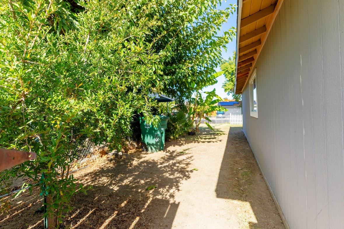 609 W College Ave, Coalinga, CA 93210