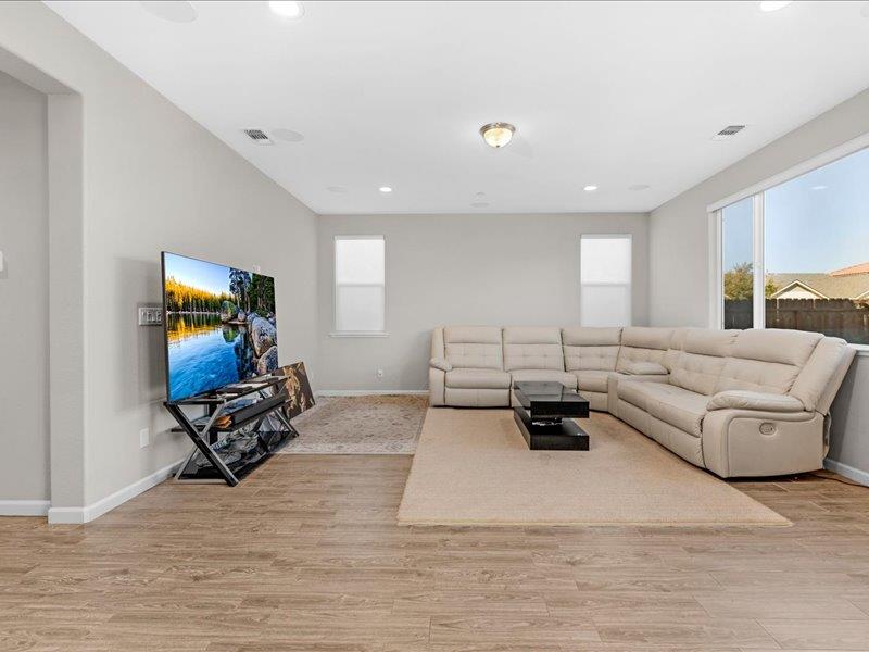 6646 W Beechwood Ave W, Fresno, CA 93722