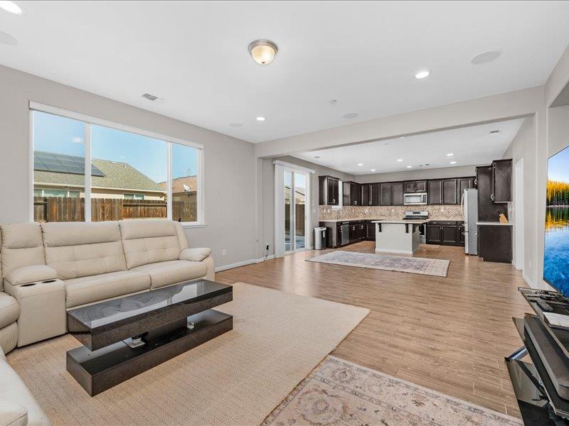 6646 W Beechwood Ave W, Fresno, CA 93722