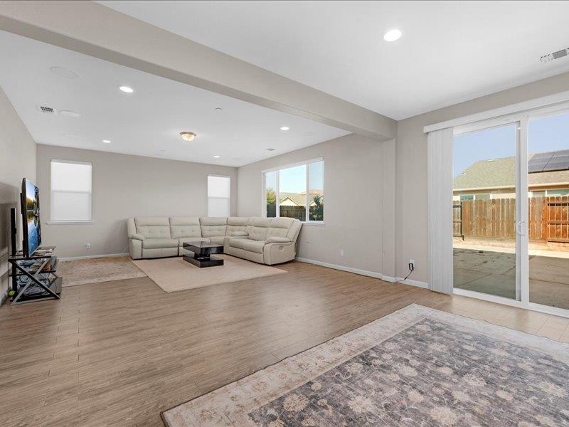 6646 W Beechwood Ave W, Fresno, CA 93722