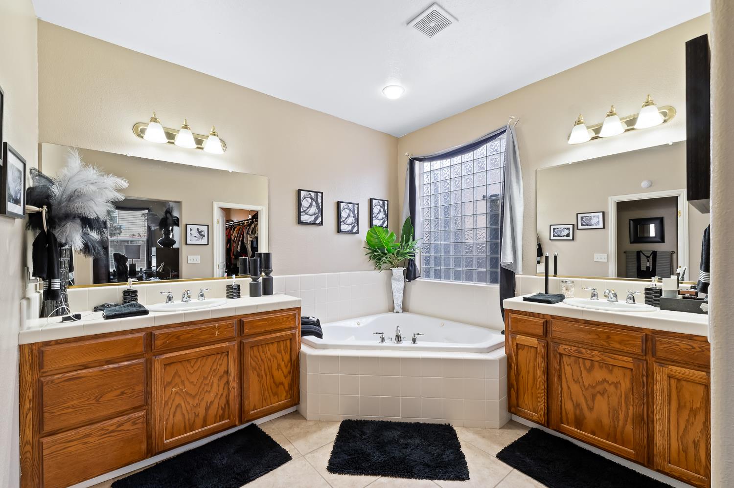 5779 E Garrett Ave, Fresno, CA 93727