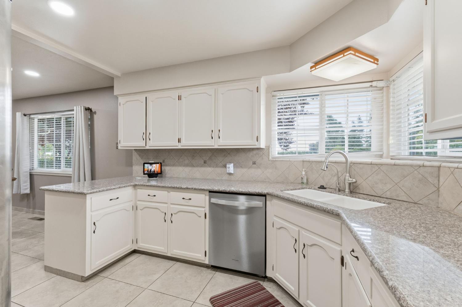 6594 N Fresno St, Fresno, CA 93710