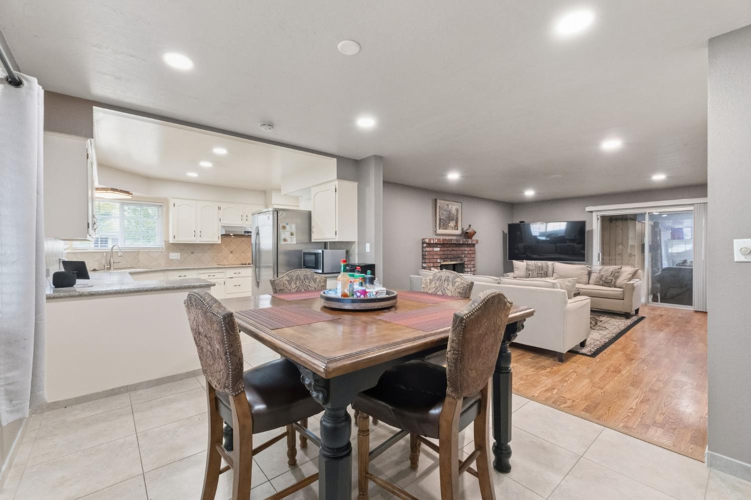 6594 N Fresno St, Fresno, CA 93710