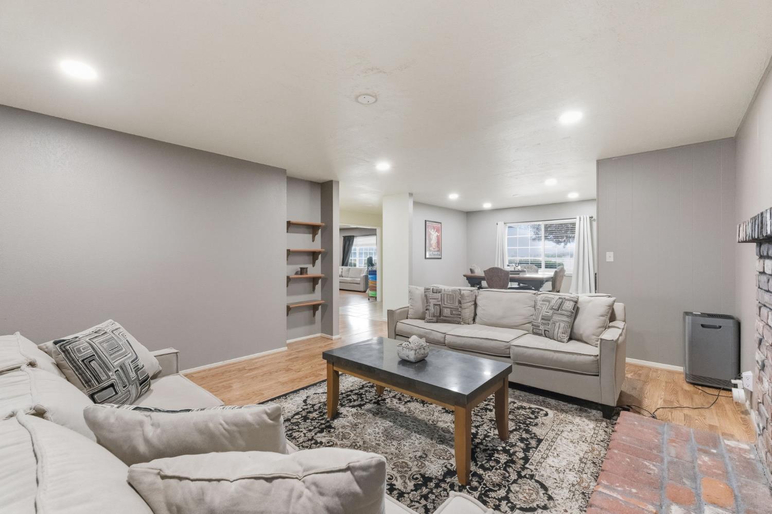 6594 N Fresno St, Fresno, CA 93710