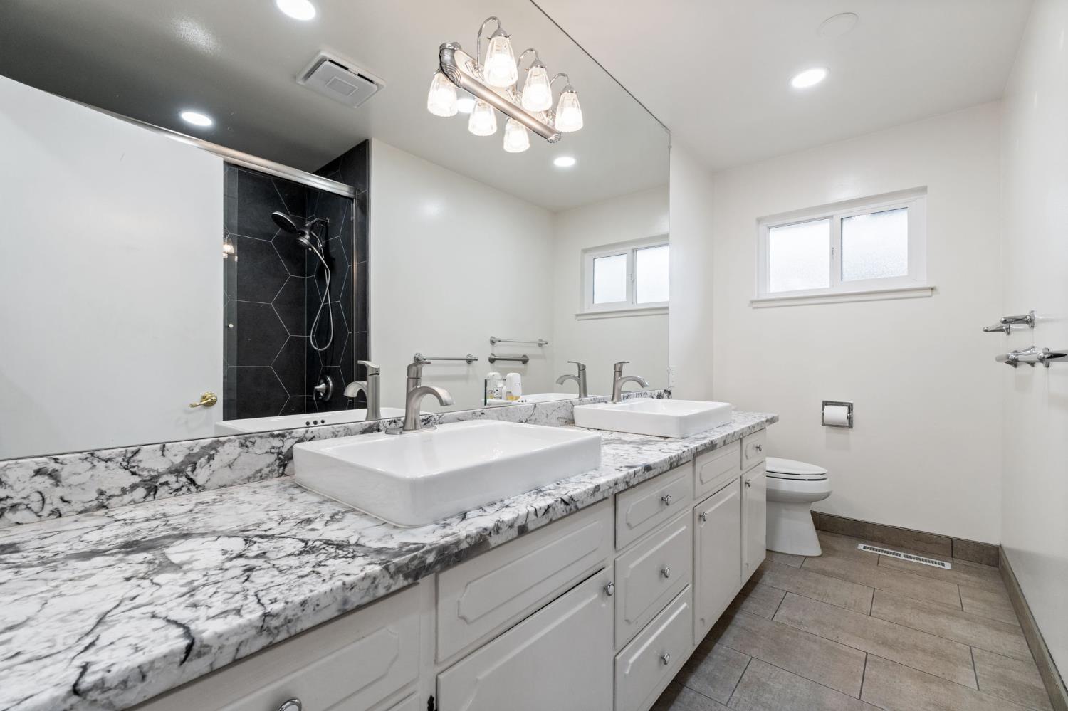 6594 N Fresno St, Fresno, CA 93710