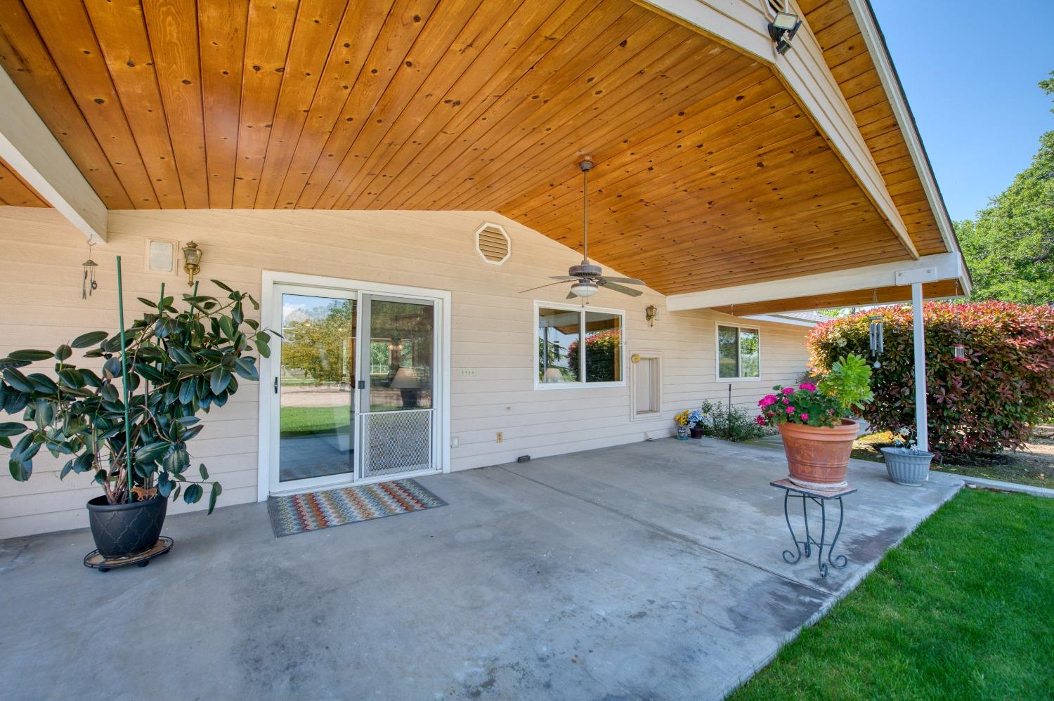 18486 Tollhouse Rd, Clovis, CA 93619