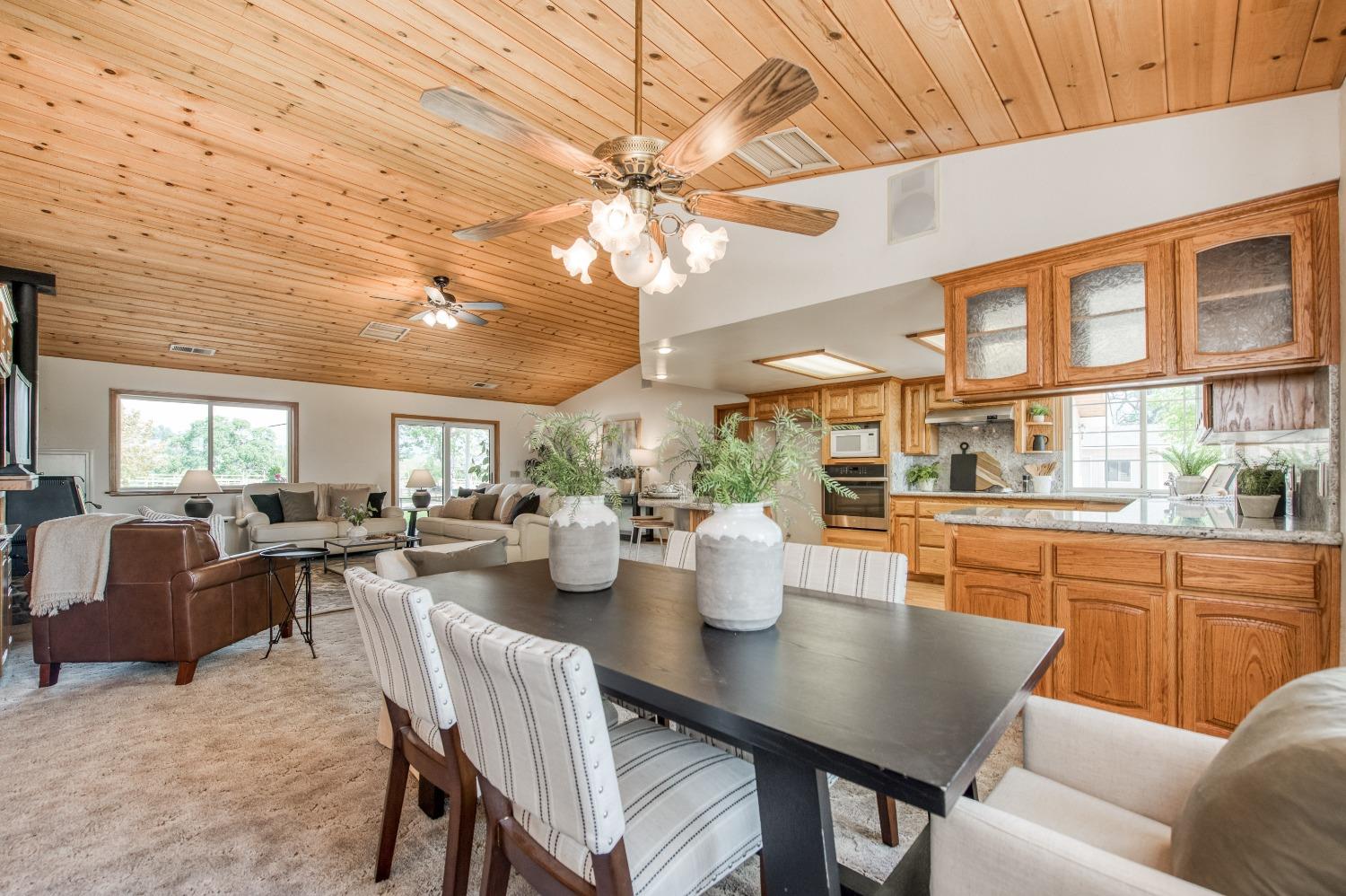 18486 Tollhouse Rd, Clovis, CA 93619