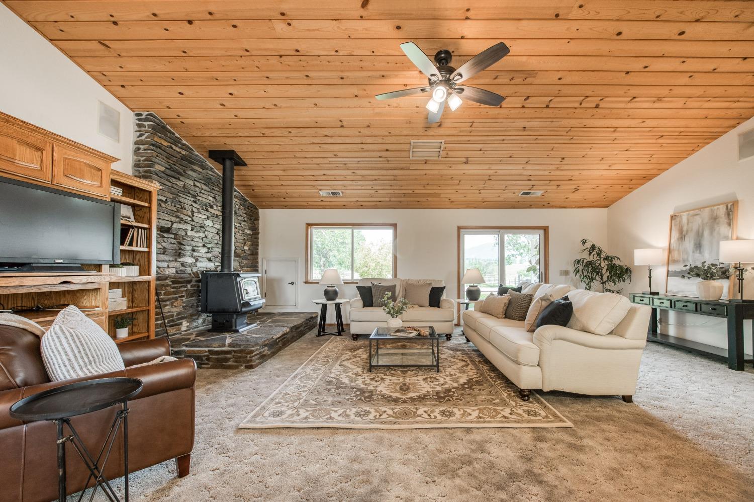 18486 Tollhouse Rd, Clovis, CA 93619