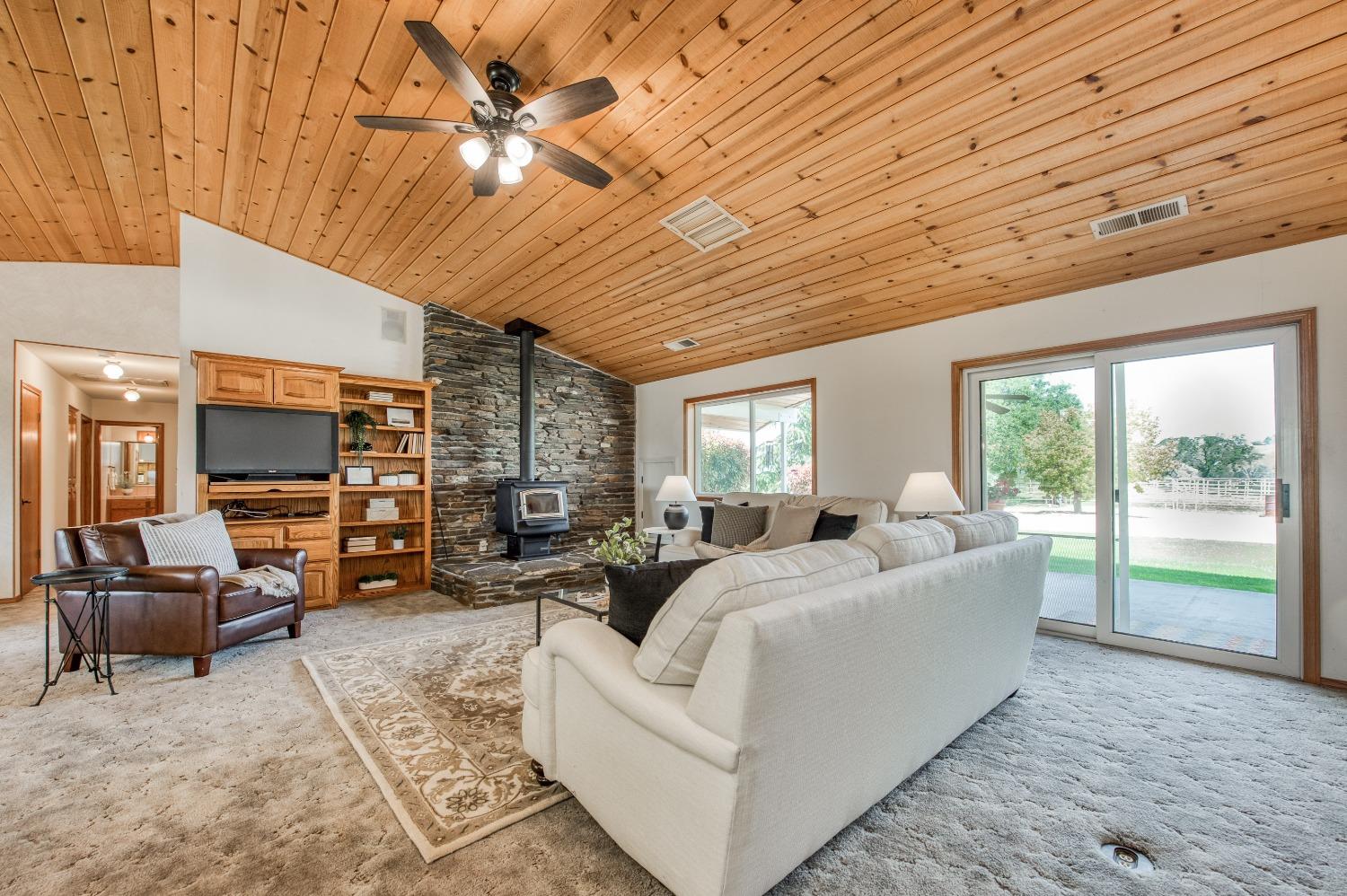 18486 Tollhouse Rd, Clovis, CA 93619