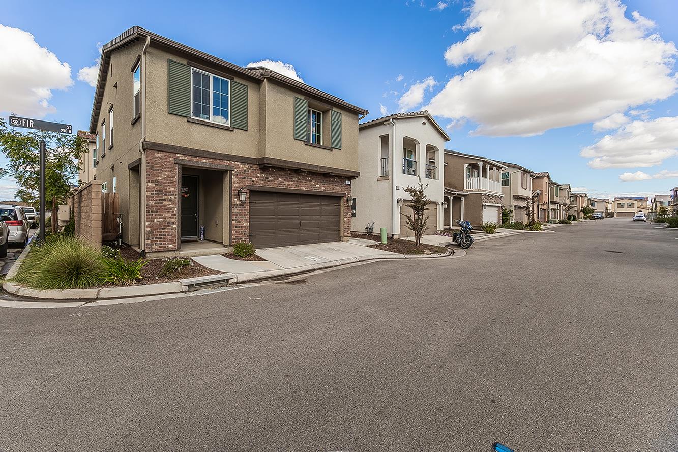 991 W Fir St, Madera, CA 93636