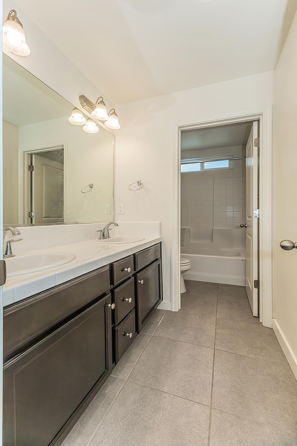 991 W Fir St, Madera, CA 93636