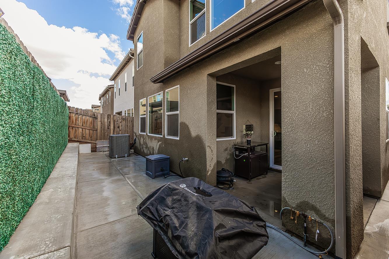 991 W Fir St, Madera, CA 93636