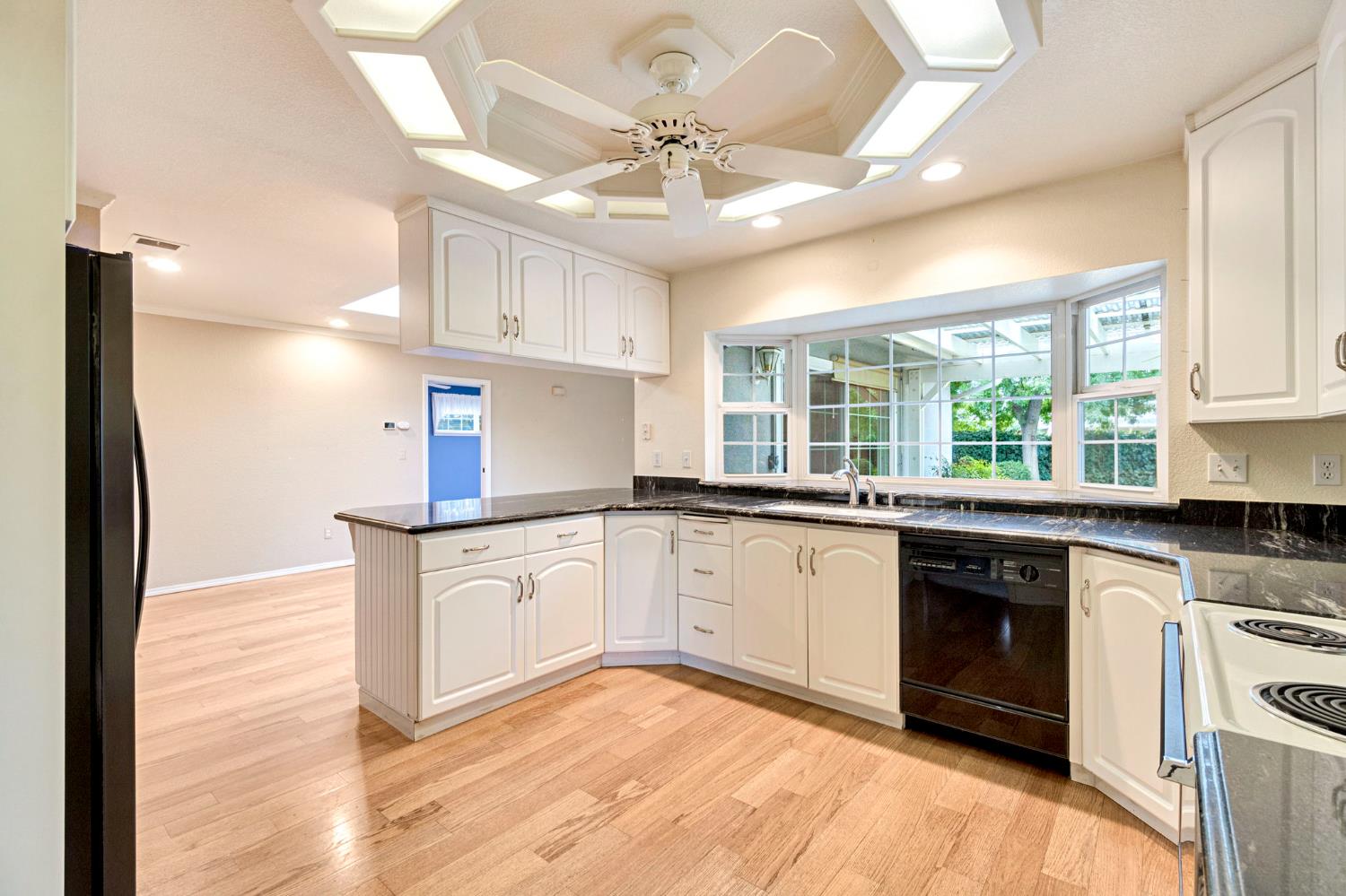 2020 Short Dr, Hanford, CA 93230