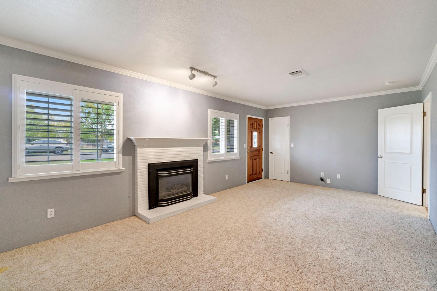 2020 Short Dr, Hanford, CA 93230