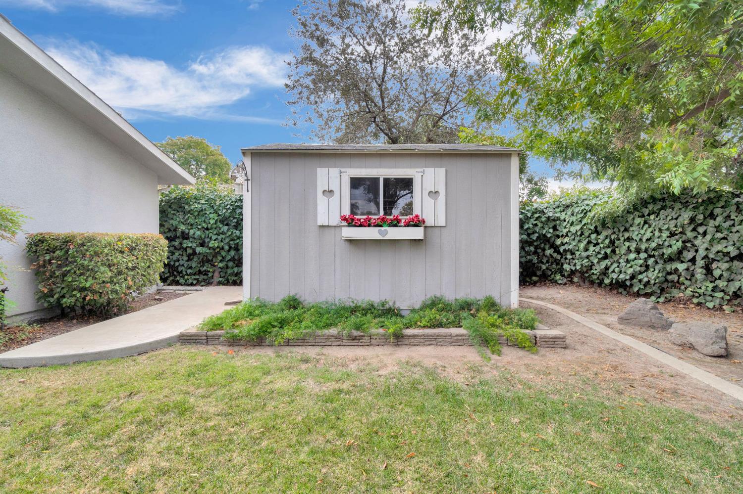 2020 Short Dr, Hanford, CA 93230