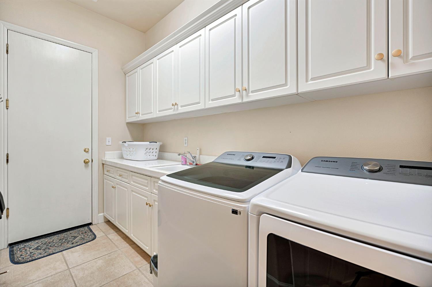 138 W Athens Ave, Clovis, CA 93611