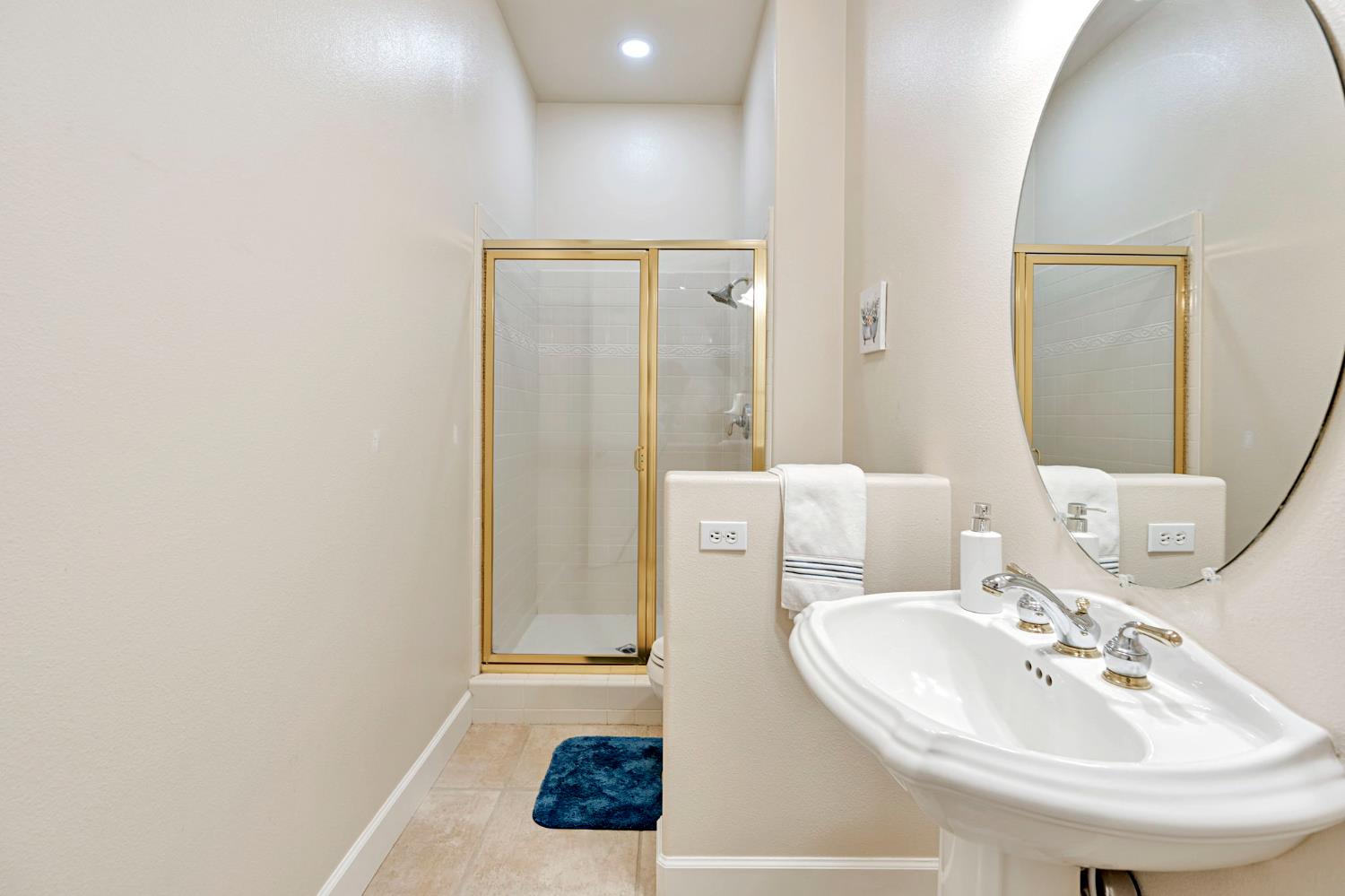 138 W Athens Ave, Clovis, CA 93611