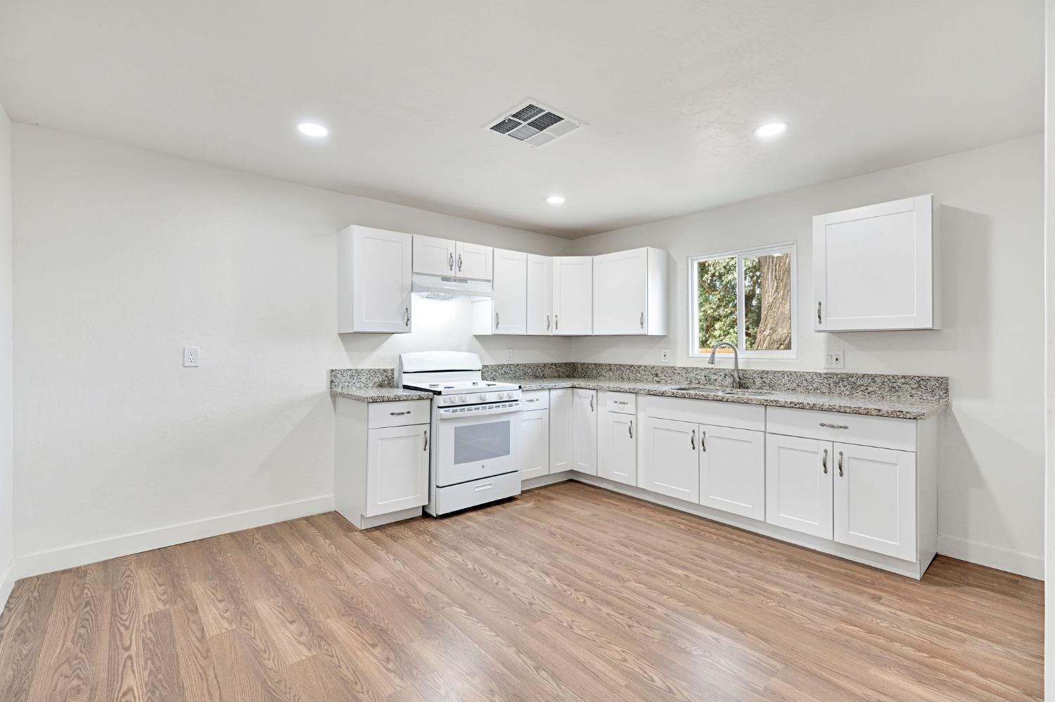 1419 E Yosemite Ave, Madera, CA 93638