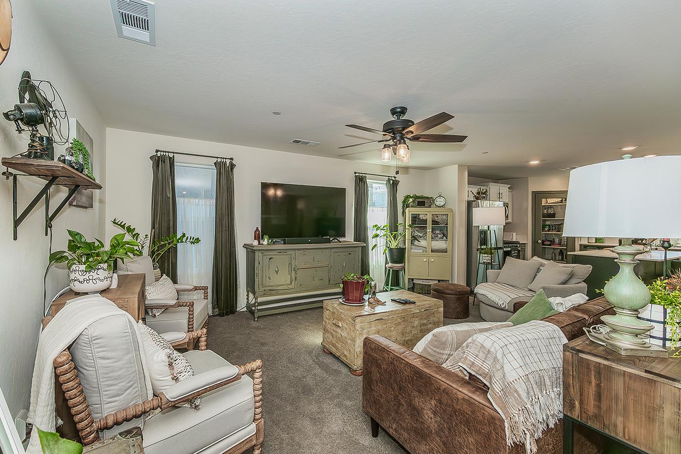 2161 Heidi Ave, Sanger, CA 93657