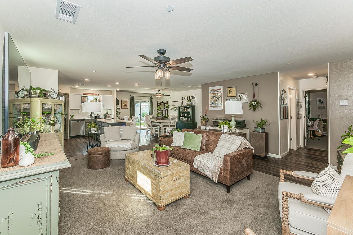 2161 Heidi Ave, Sanger, CA 93657