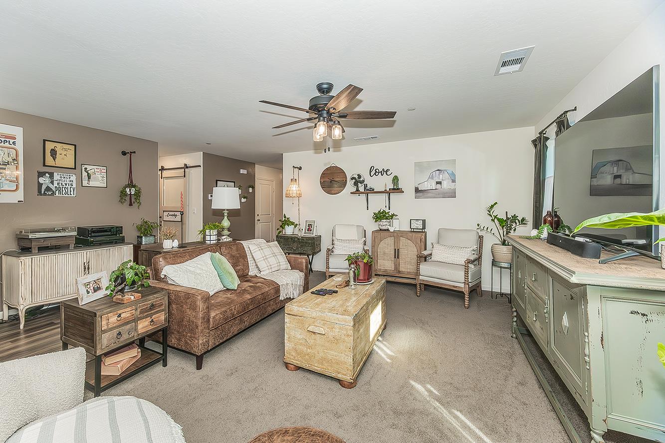 2161 Heidi Ave, Sanger, CA 93657