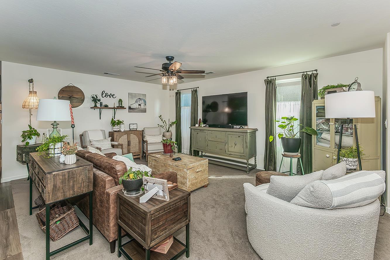 2161 Heidi Ave, Sanger, CA 93657