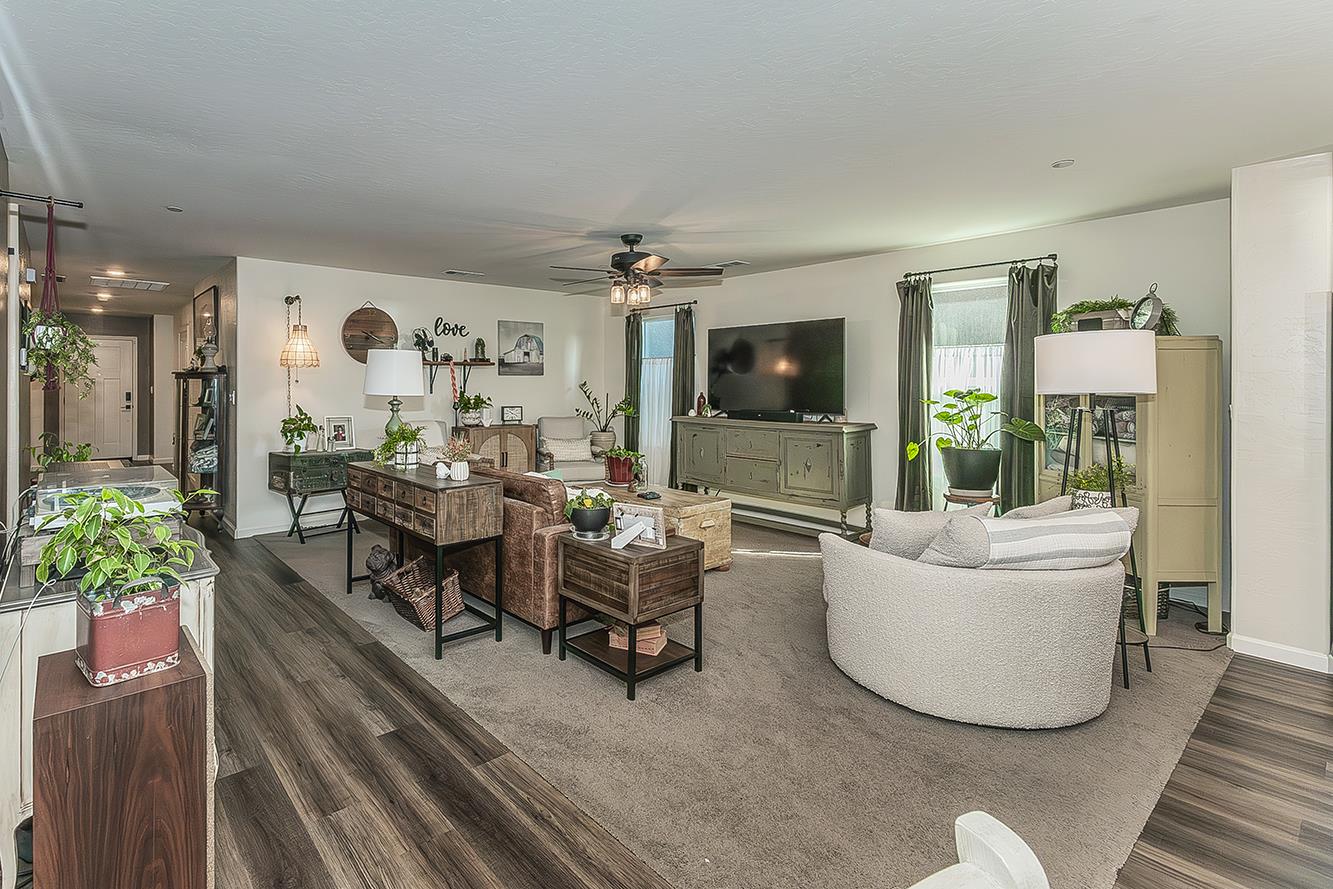 2161 Heidi Ave, Sanger, CA 93657