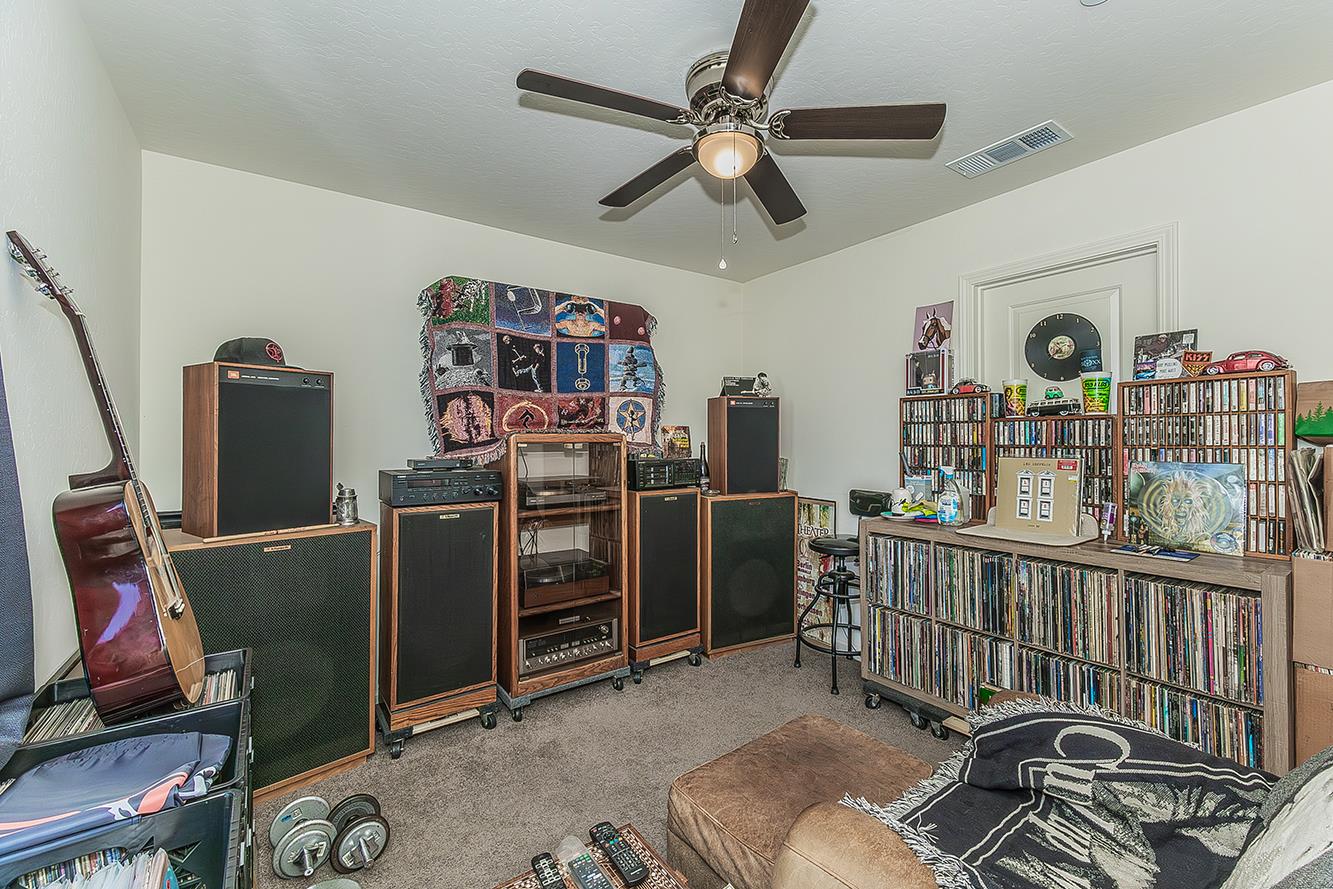 2161 Heidi Ave, Sanger, CA 93657