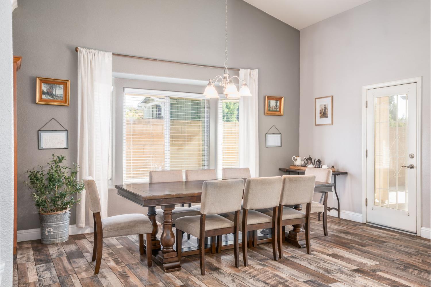 437 E Stanley Ave, Reedley, CA 93654