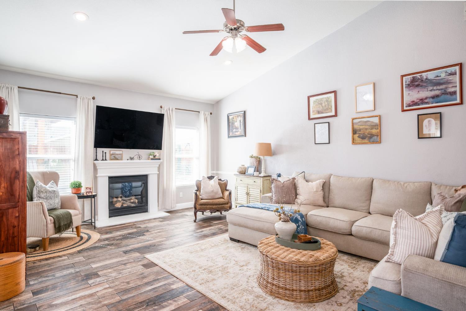 437 E Stanley Ave, Reedley, CA 93654