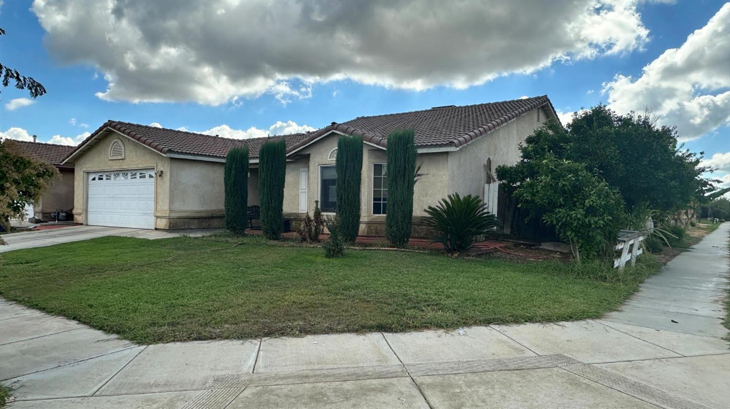 596 ST Teresa St, Merced, CA 95341