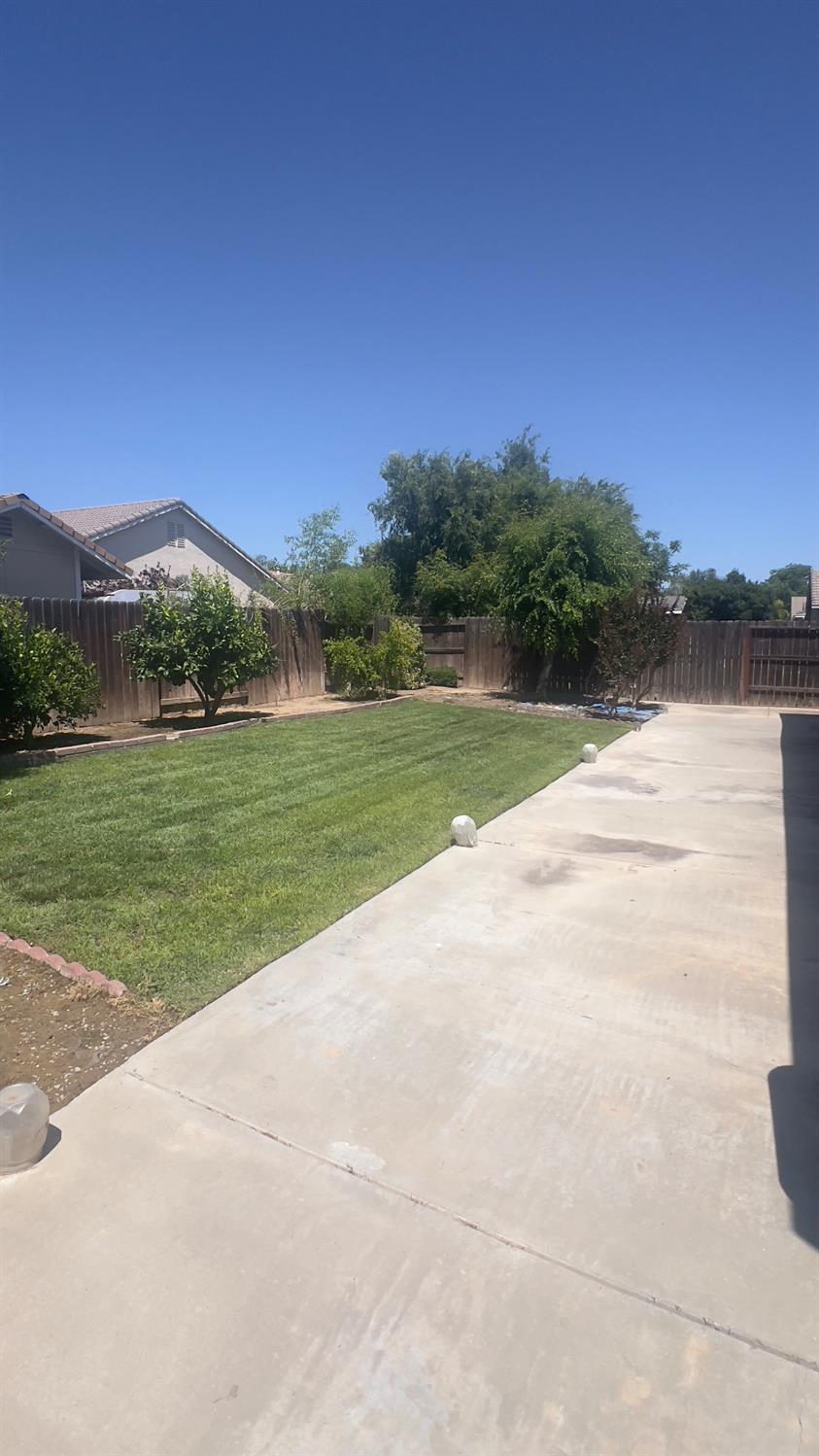 5221 E Byrd Ave, Fresno, CA 93725