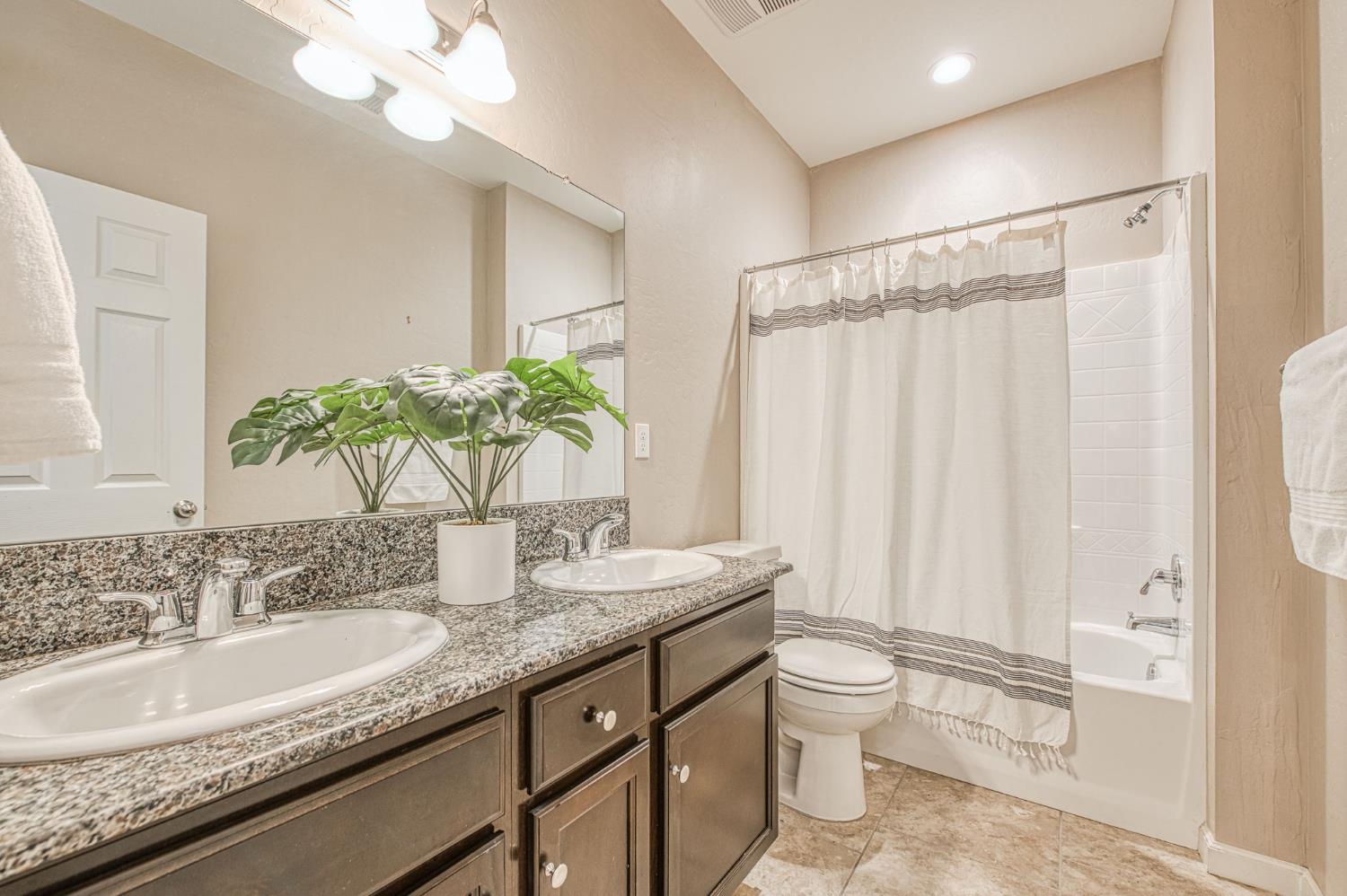 3059 Richert Ln, Clovis, CA 93611