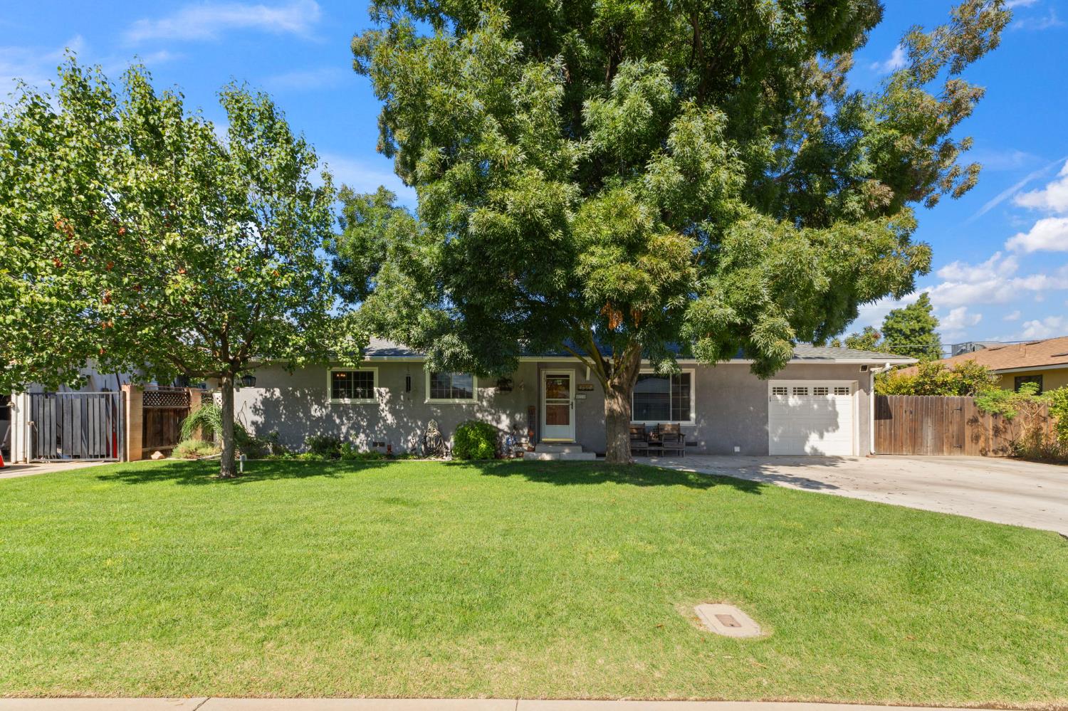 5739 E Hampton Way, Fresno, CA 93727