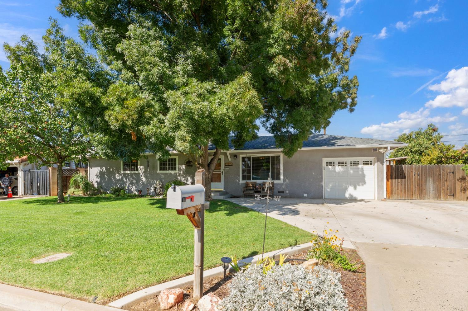 5739 E Hampton Way, Fresno, CA 93727