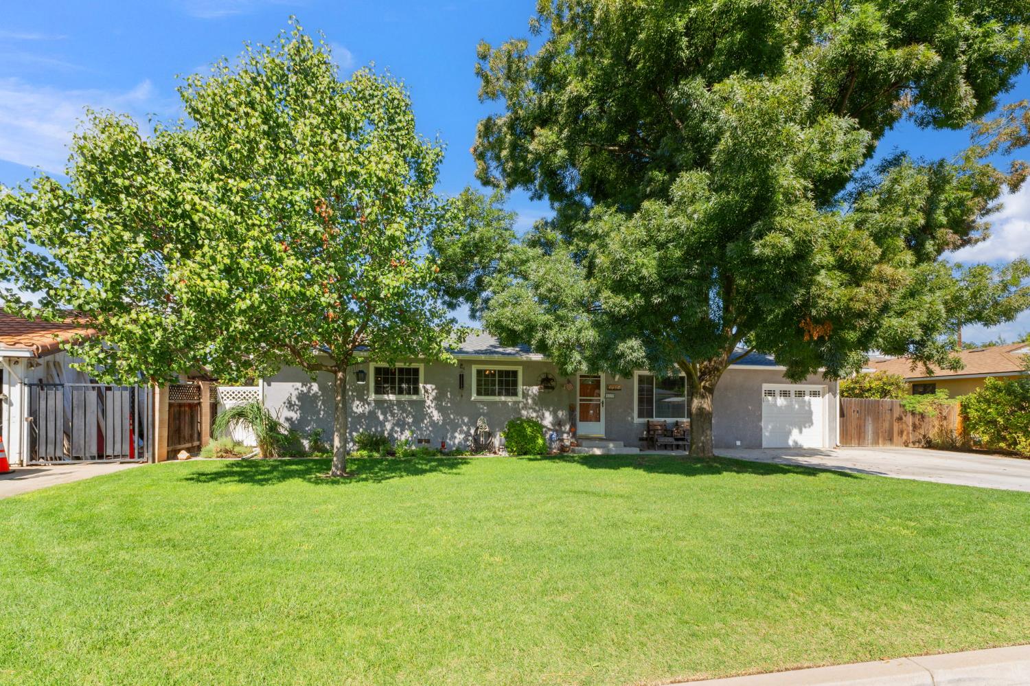 5739 E Hampton Way, Fresno, CA 93727