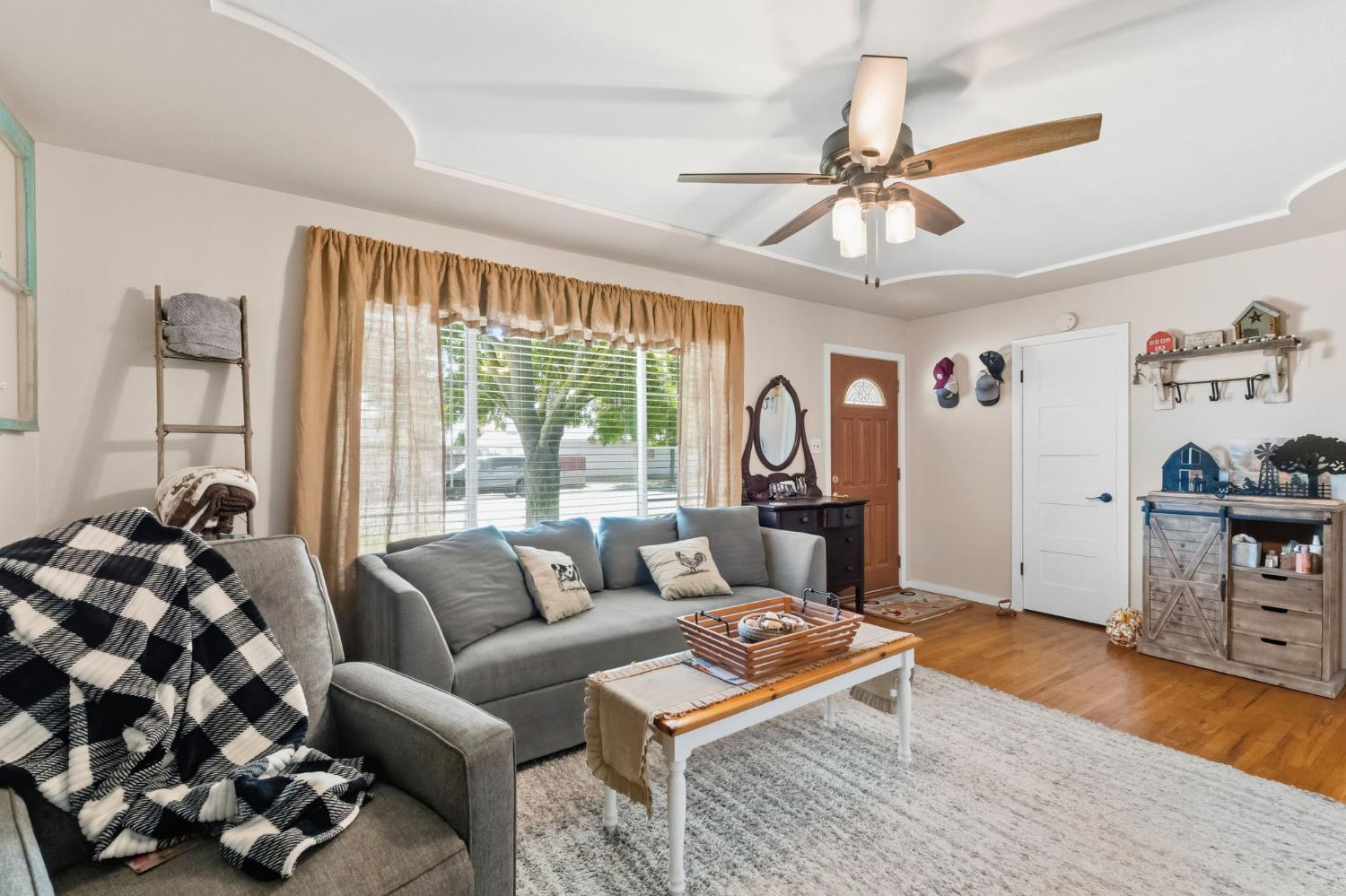 5739 E Hampton Way, Fresno, CA 93727