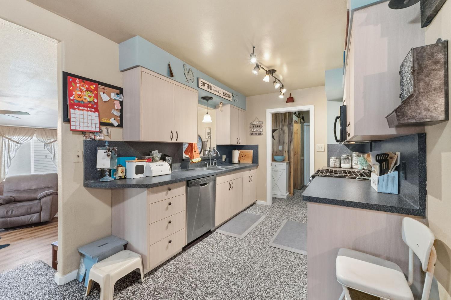 5739 E Hampton Way, Fresno, CA 93727