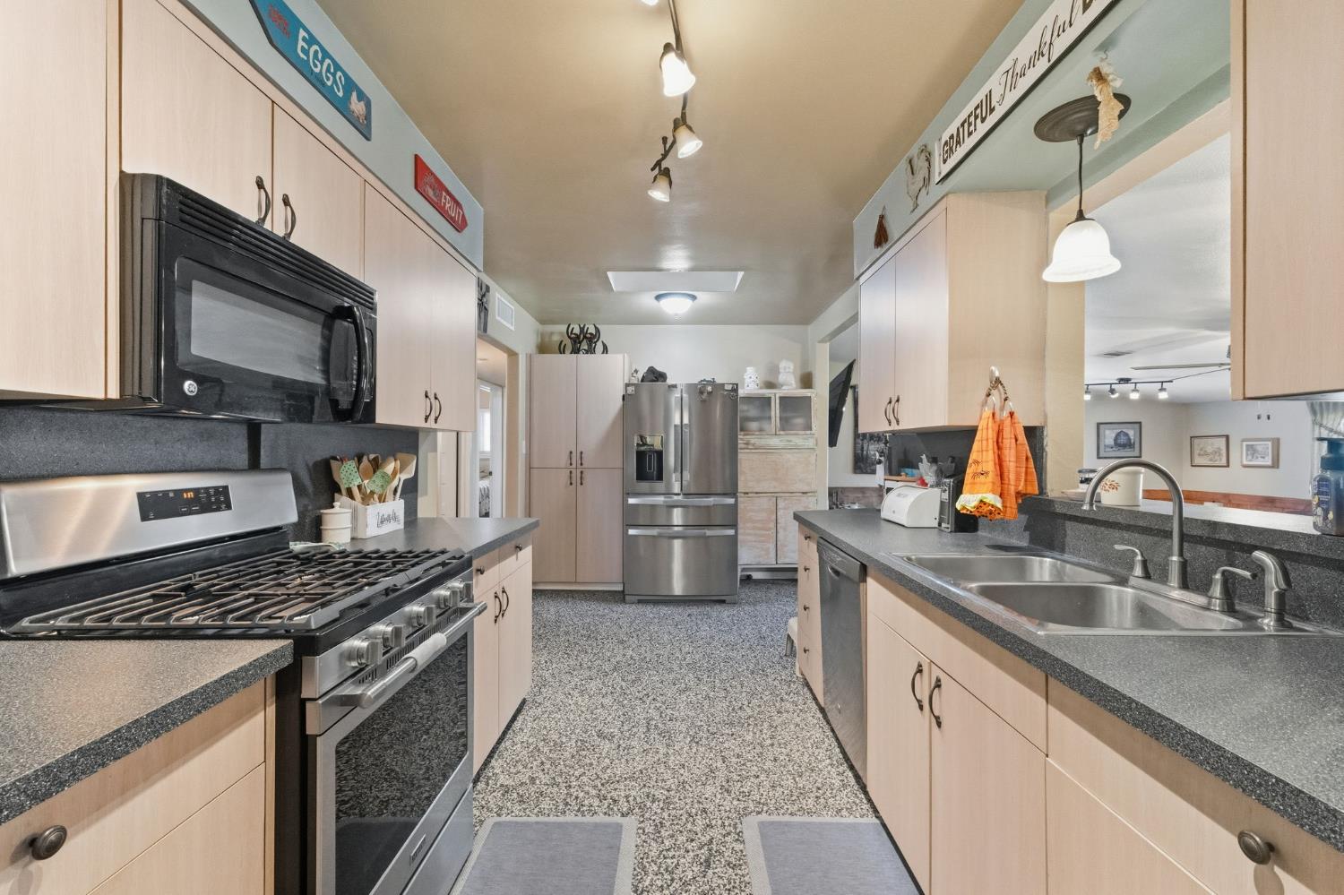 5739 E Hampton Way, Fresno, CA 93727