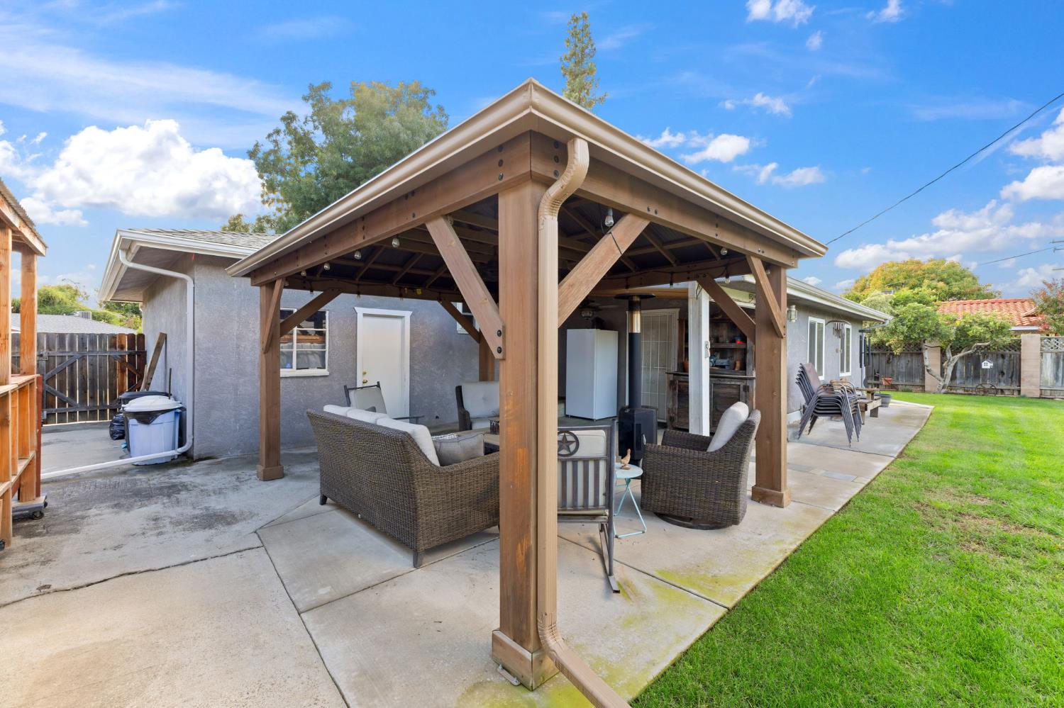 5739 E Hampton Way, Fresno, CA 93727