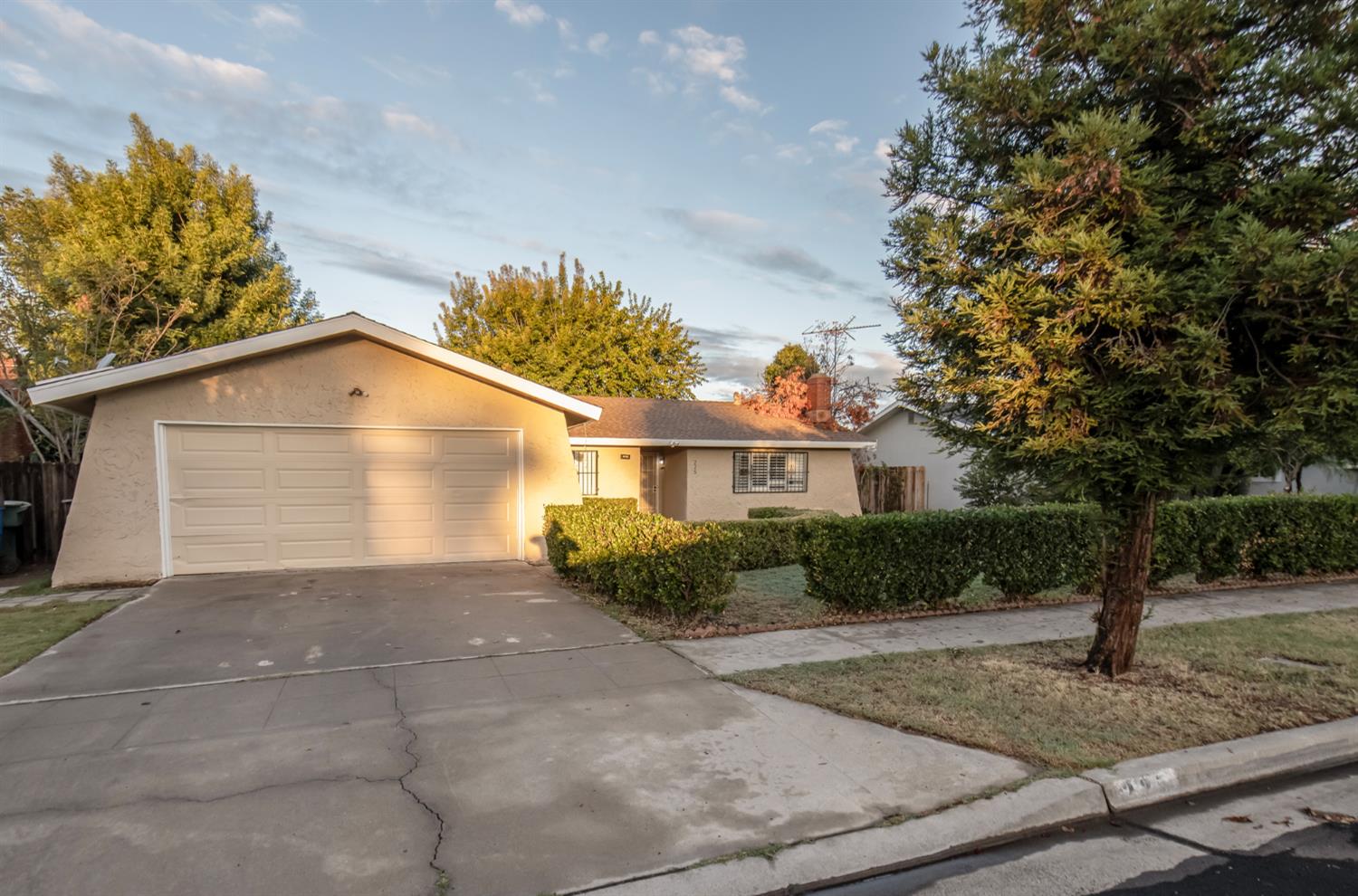 225 N Sylmar Ave, Fresno, CA 93727