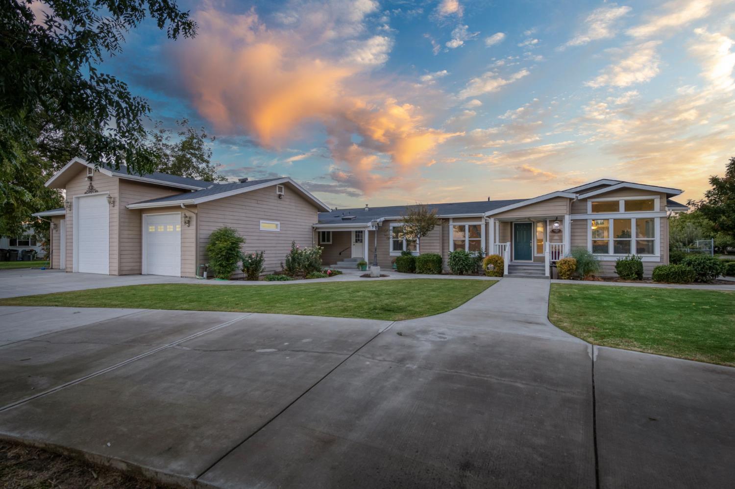 8646 Cairo Ave, Laton, CA 93242