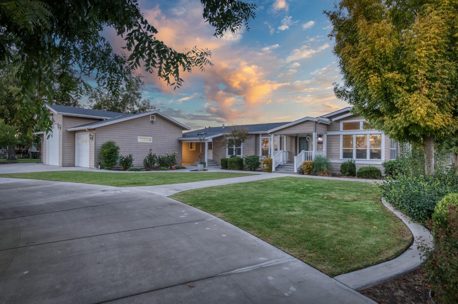 8646 Cairo Ave, Laton, CA 93242