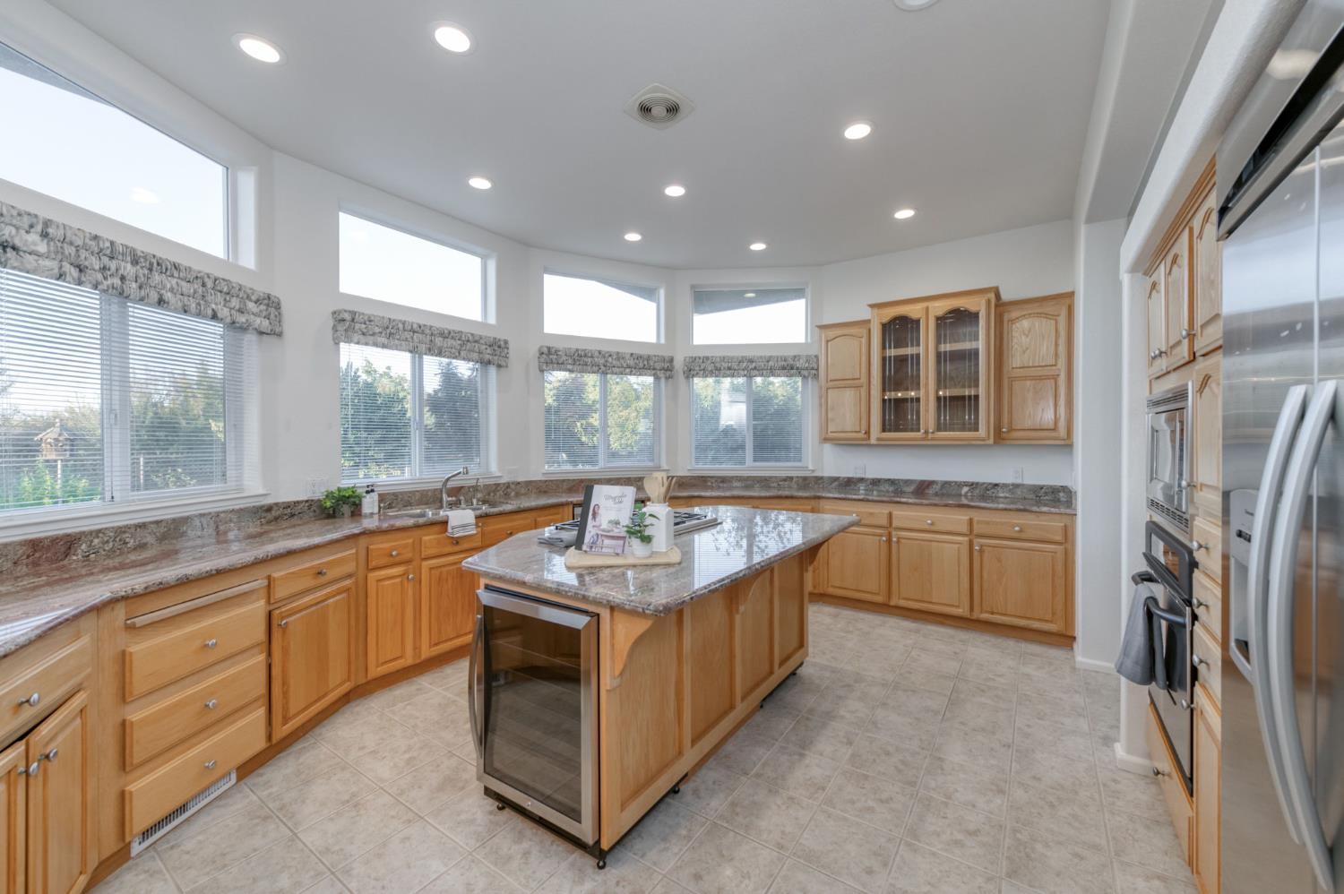 8646 Cairo Ave, Laton, CA 93242