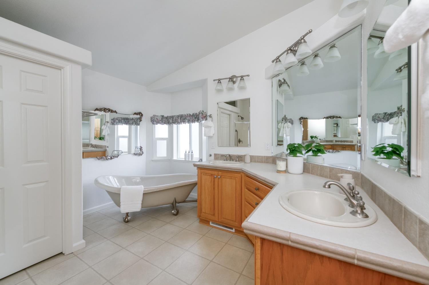 8646 Cairo Ave, Laton, CA 93242