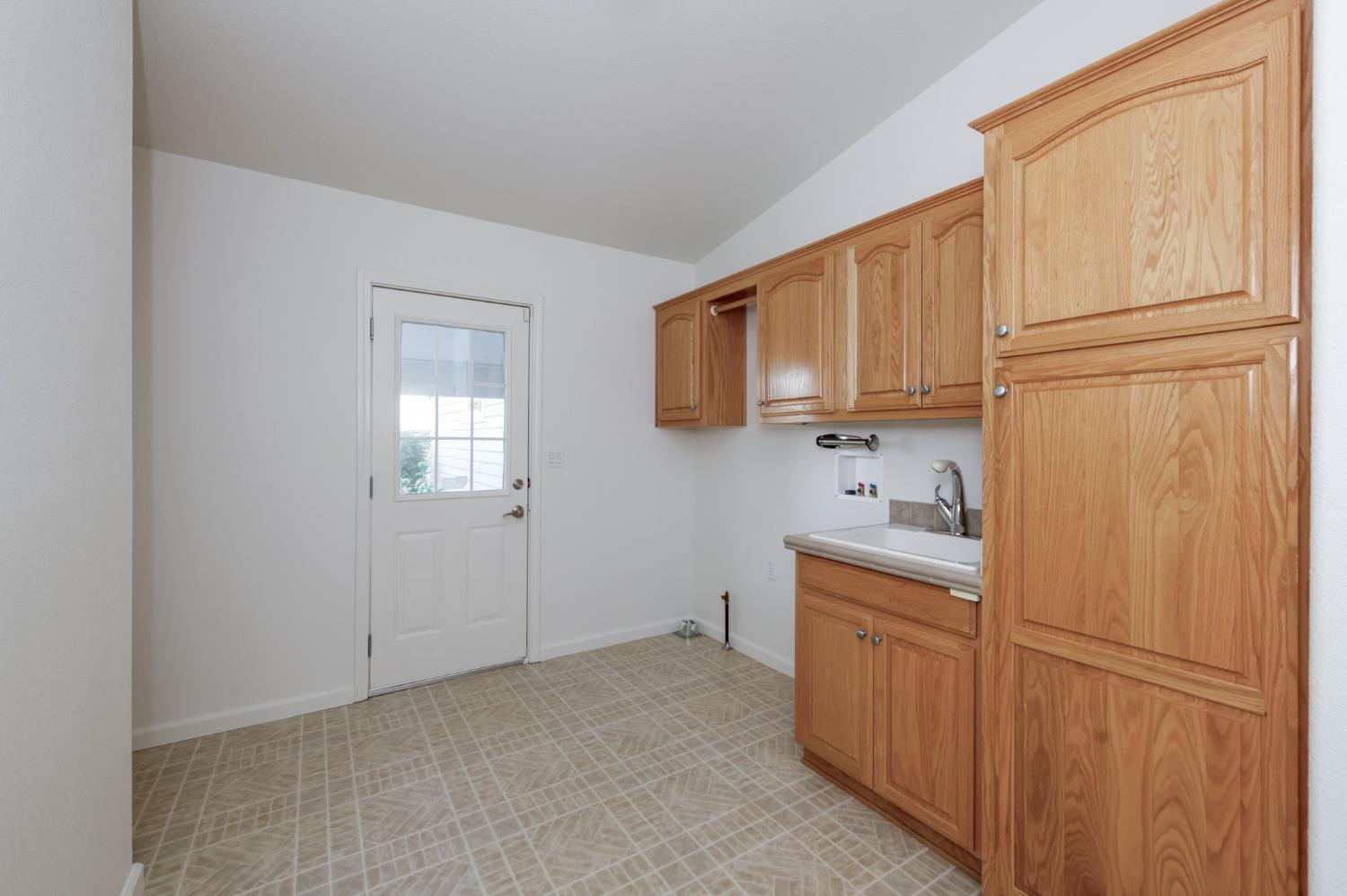 8646 Cairo Ave, Laton, CA 93242