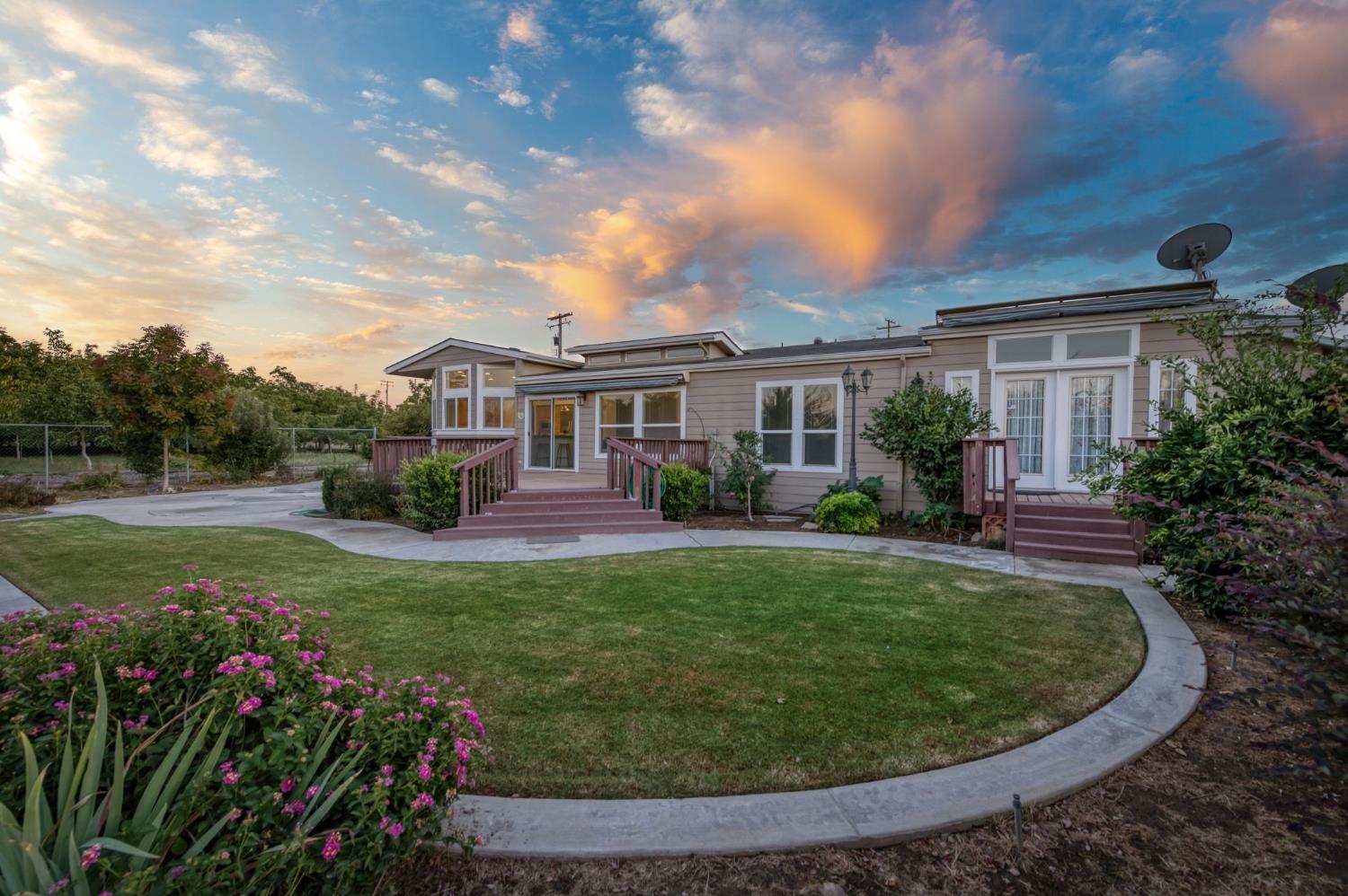 8646 Cairo Ave, Laton, CA 93242