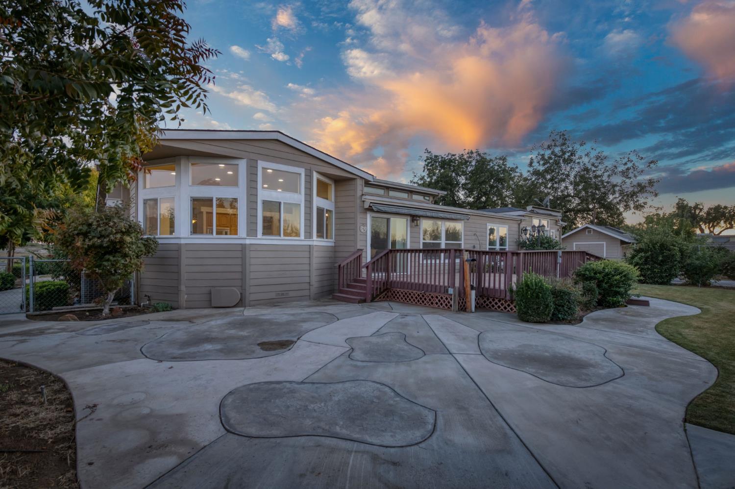 8646 Cairo Ave, Laton, CA 93242