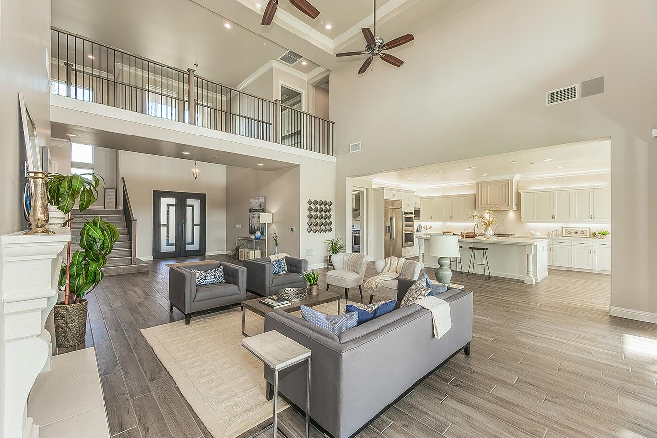 2315 E Courtside Dr, Fresno, CA 93730